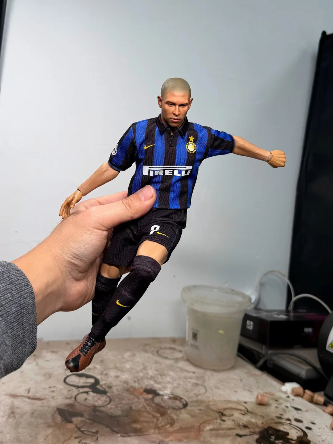 All rise! This is no AI trick— the Alien 👽 is in my hands!